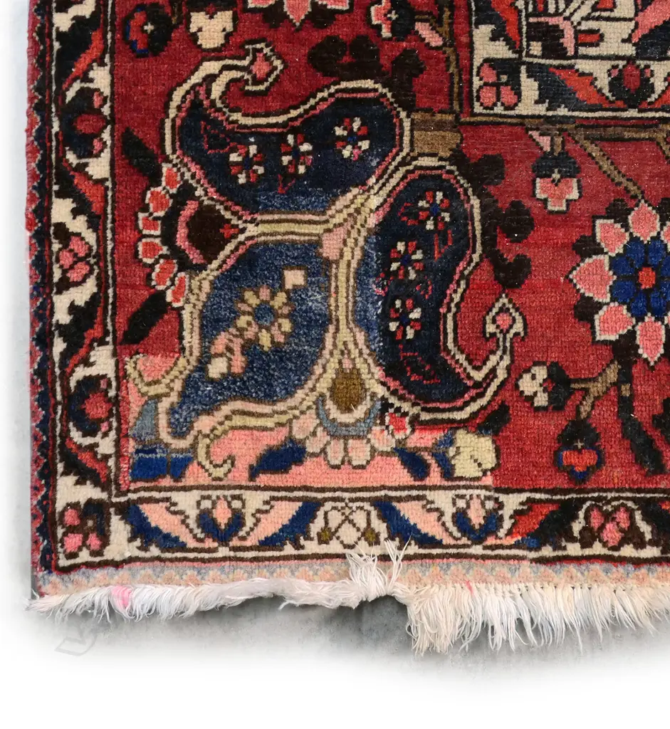A large Iranian wool on cotton Bakhtiari carpet, Image 1++