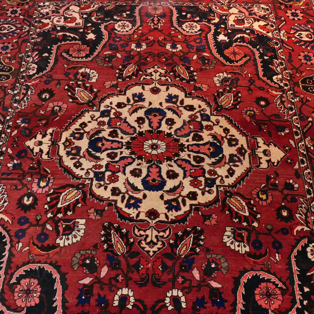 A large Iranian wool on cotton Bakhtiari carpet, Image 1++