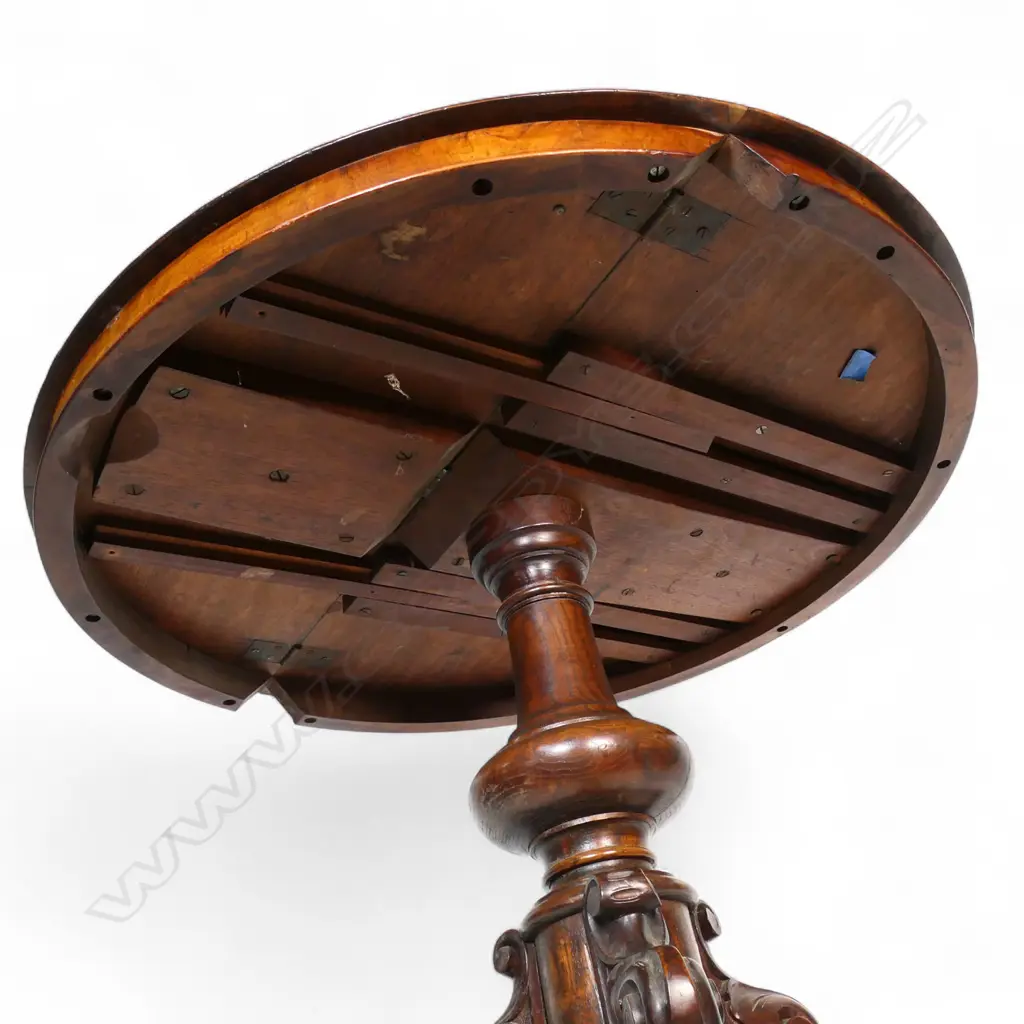 A Victorian walnut small table, Image 1++