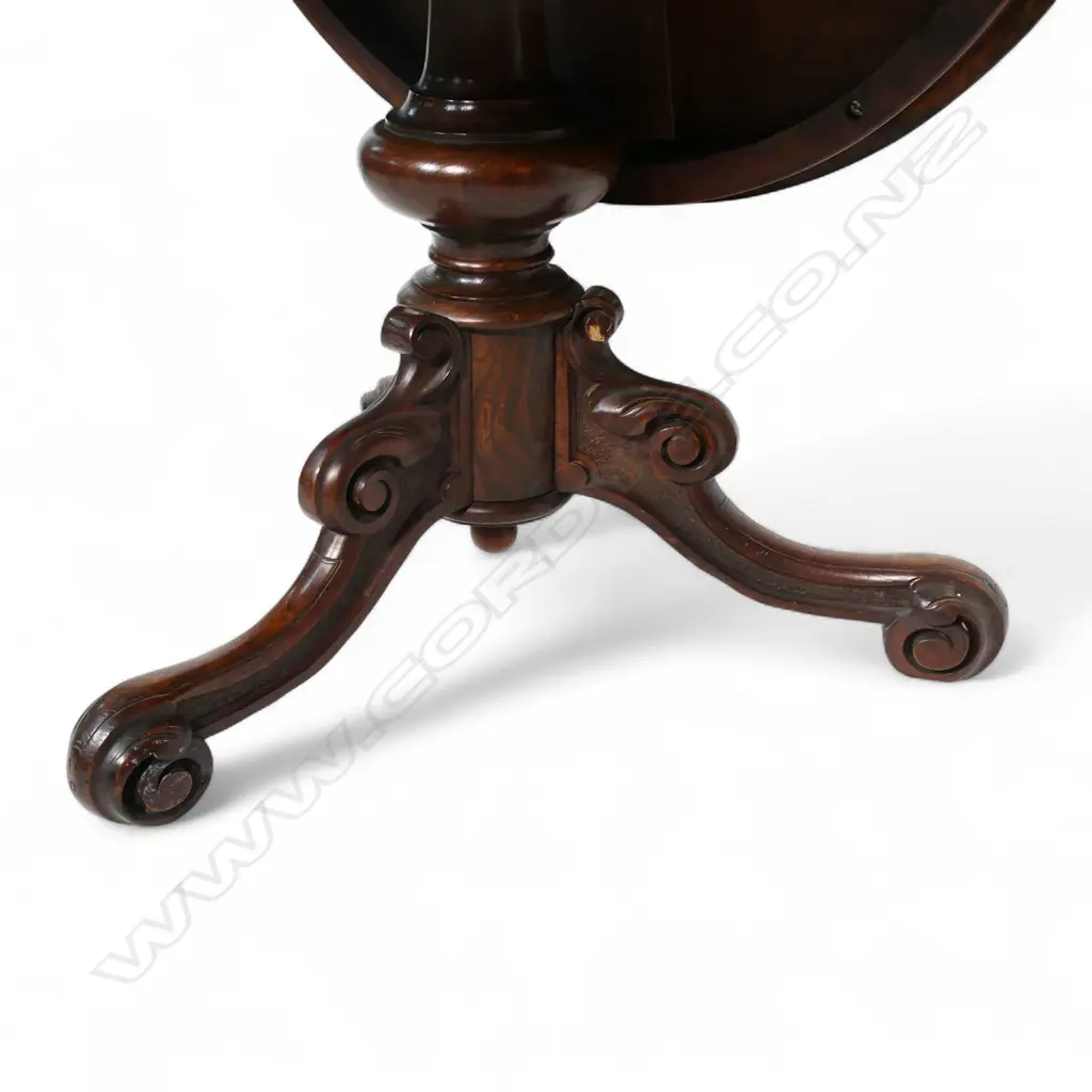 A Victorian walnut small table, Image 1++