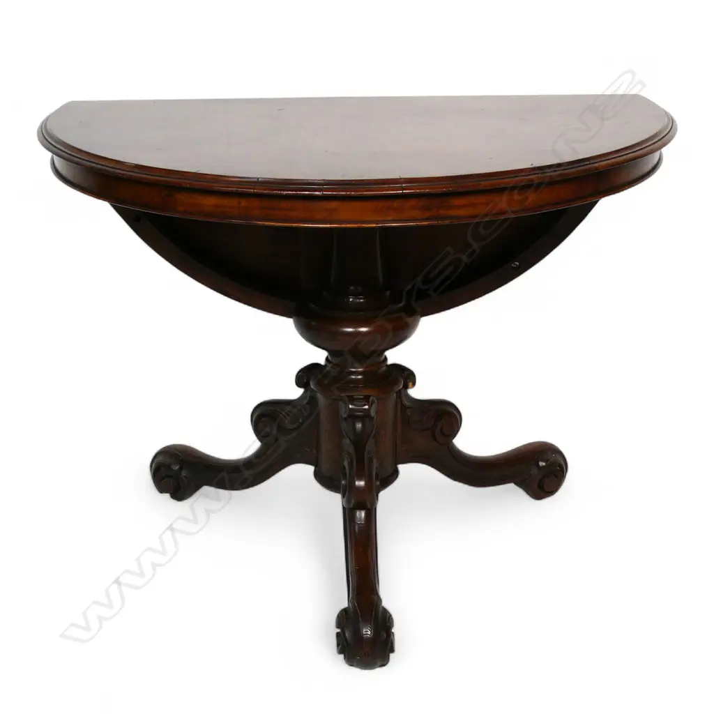 A Victorian walnut small table, Image 1++