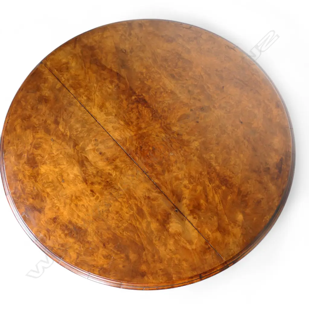 A Victorian walnut small table, Image 1++