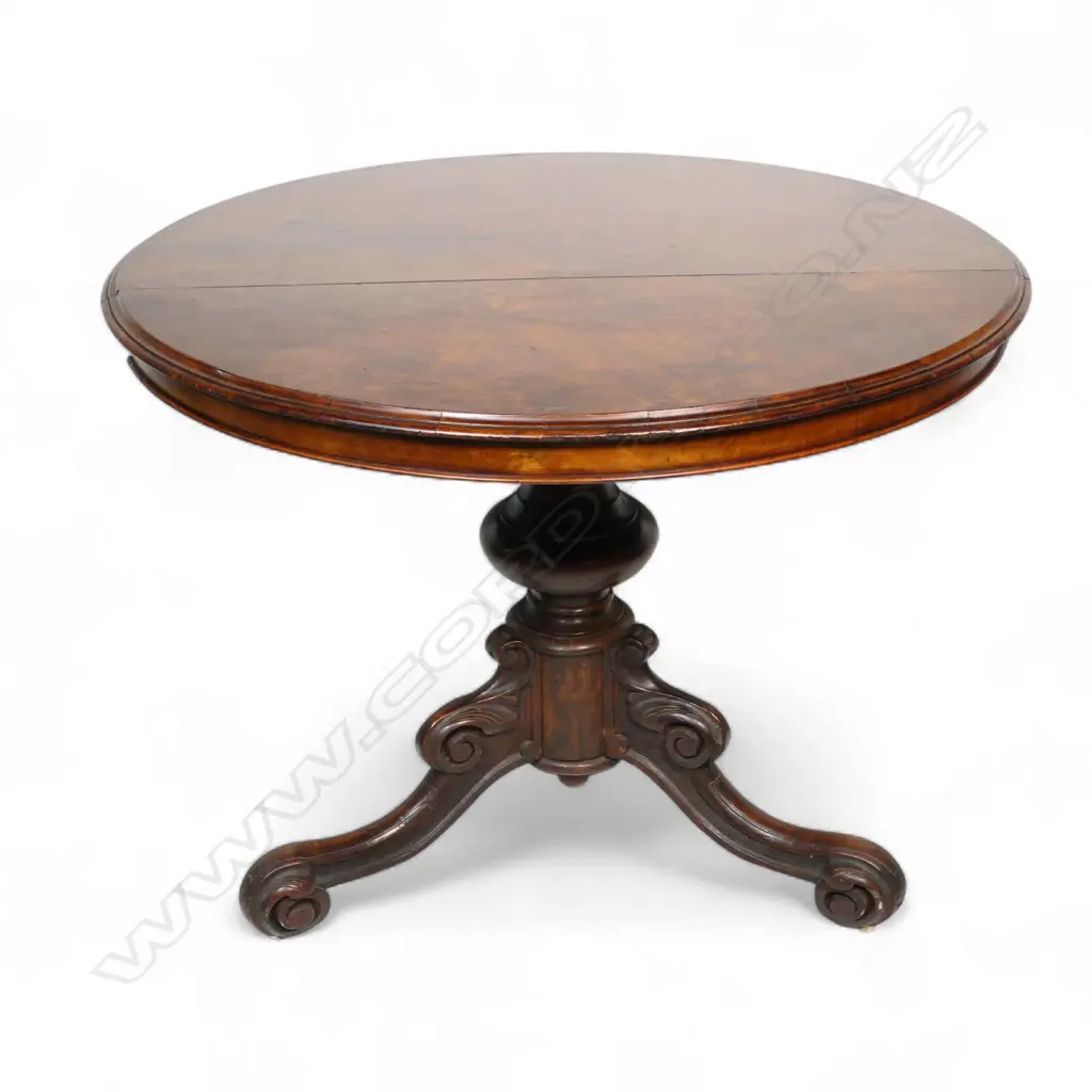 A Victorian walnut small table, Image 1++