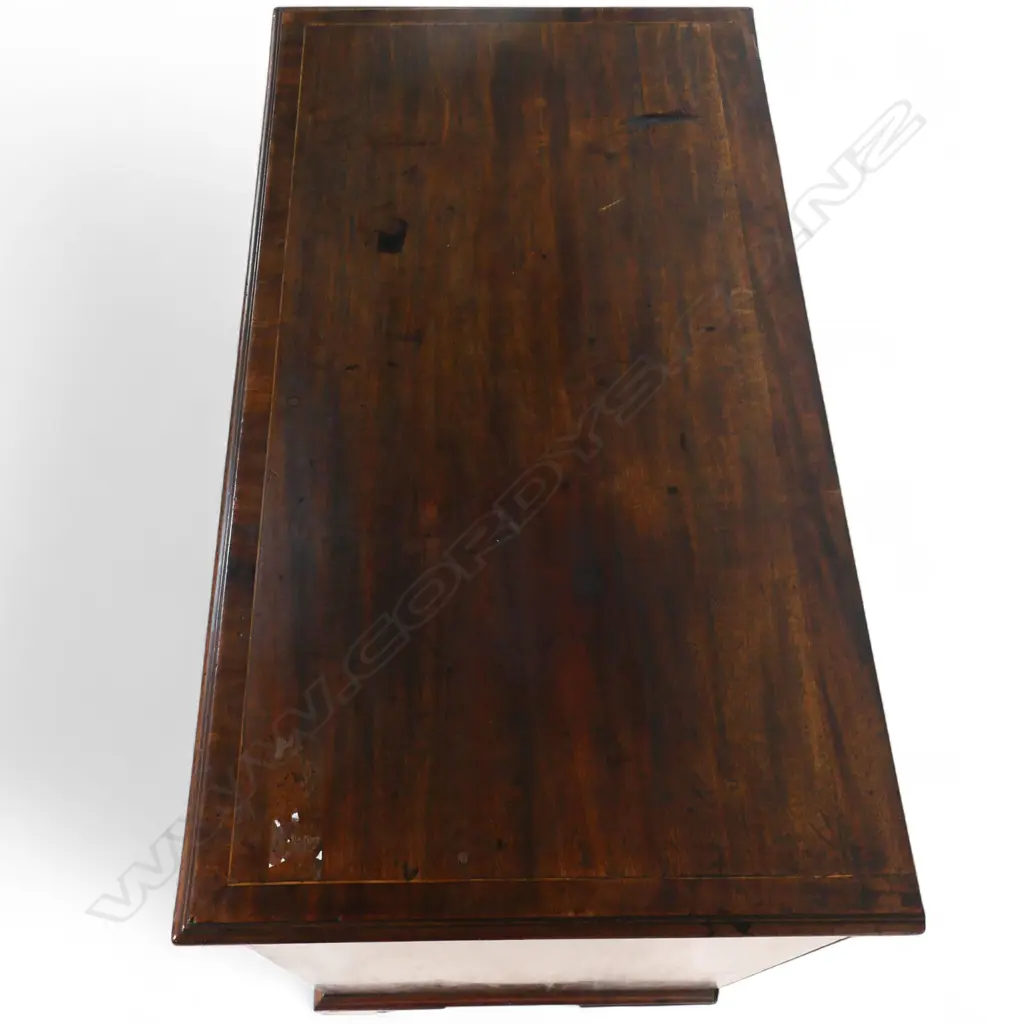 A George III mahogany five drawer chest, Image 1++