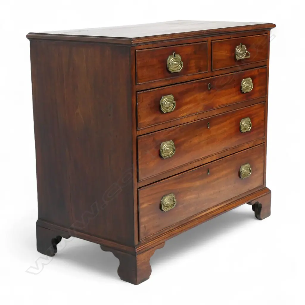 A George III mahogany five drawer chest, Image 1++