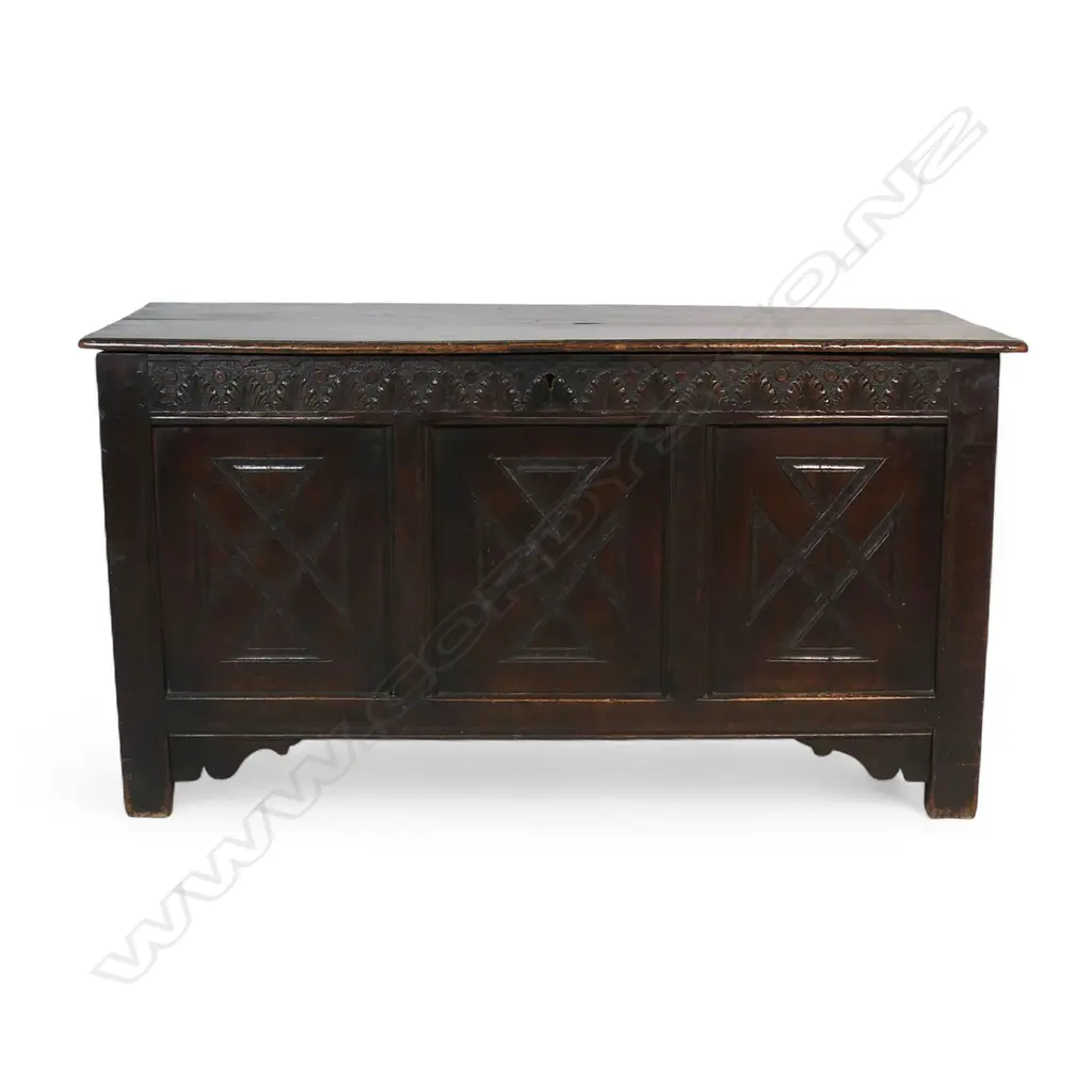 A George III oak coffer, Image 1++