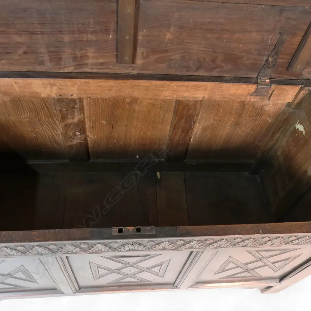 A George III oak coffer, Image 1++