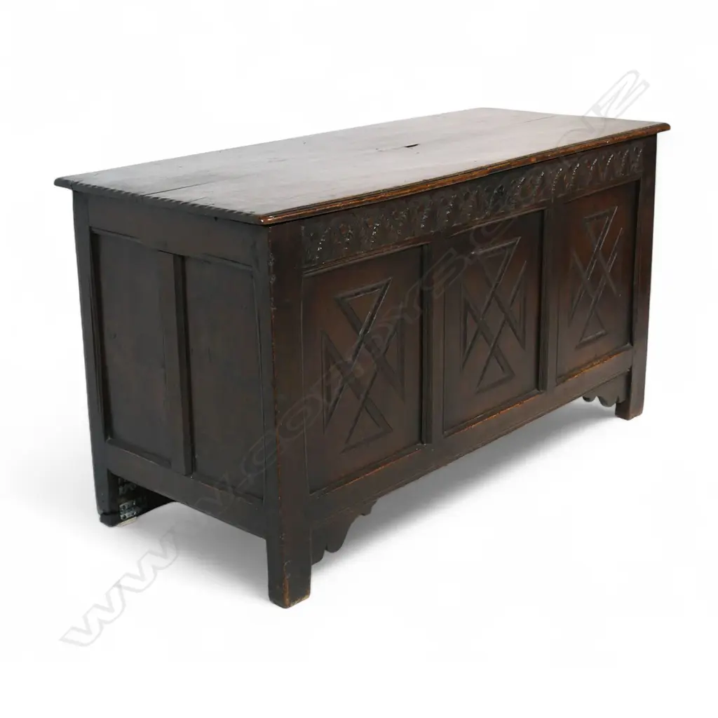 A George III oak coffer, Image 1++