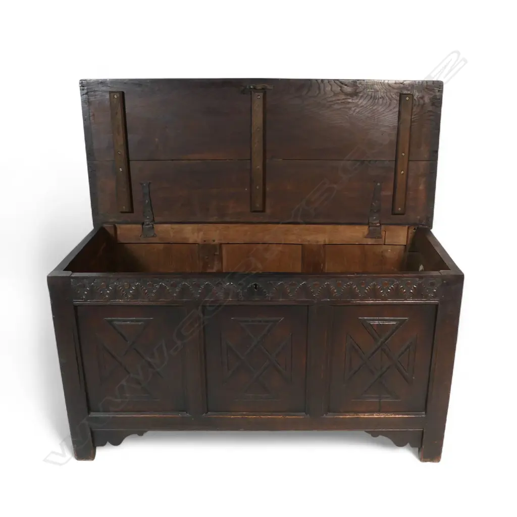A George III oak coffer, Image 1++