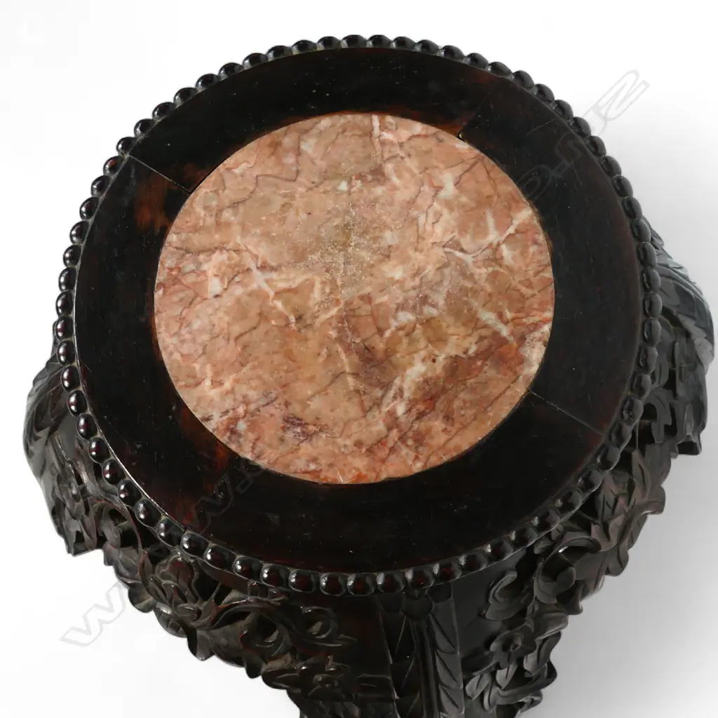 A Chinese rosewood vase stand, Image 1++