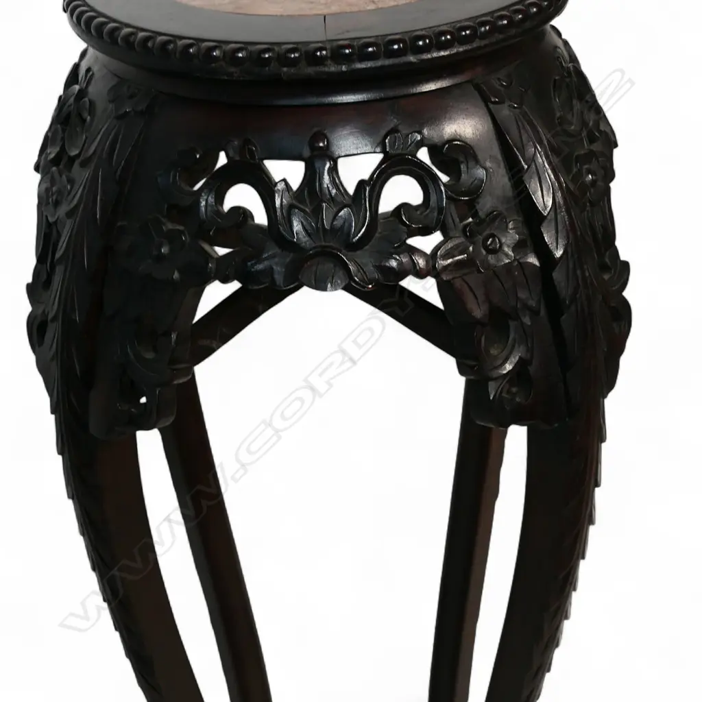 A Chinese rosewood vase stand, Image 1++