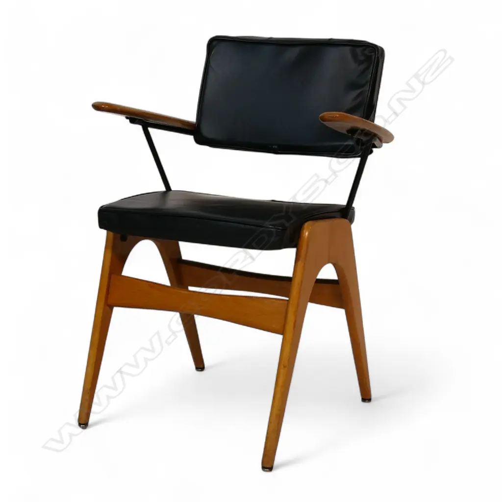 A Fred Lowen 'Fler' Executive chair, Image 1++