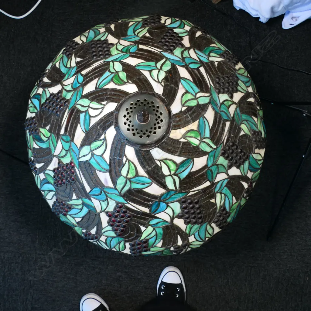A late 20thC Tiffany style leadlight stained glass table lamp, Image 1++