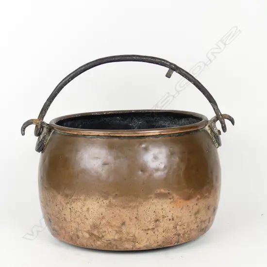 An 18thC copper oval pot with wrought iron swing handle