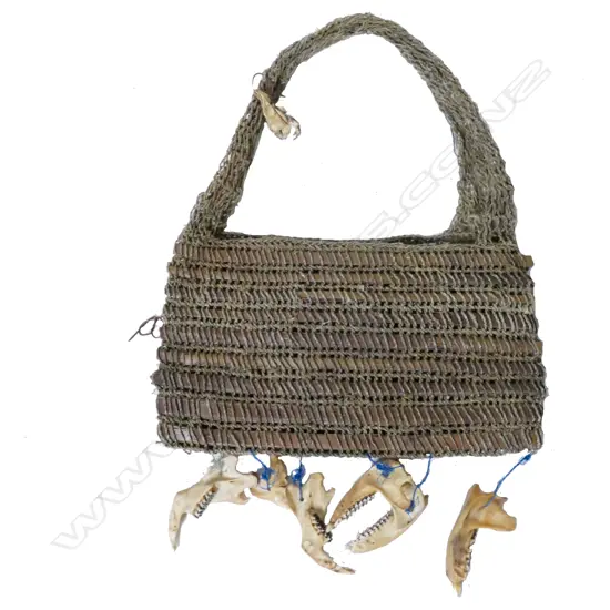 A small bilum purse