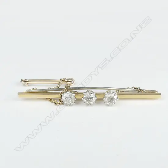 An 18ct gold and diamond bar brooch