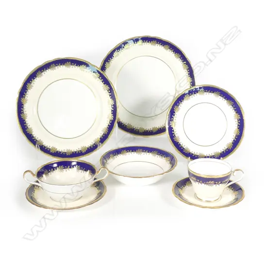 An Aynsley 'Rutland' bone china dinner service