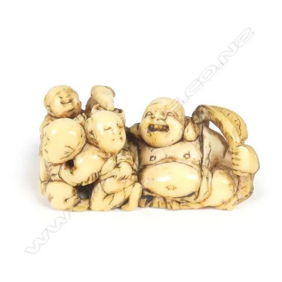 An old Japanese finely carved ivory netsuke