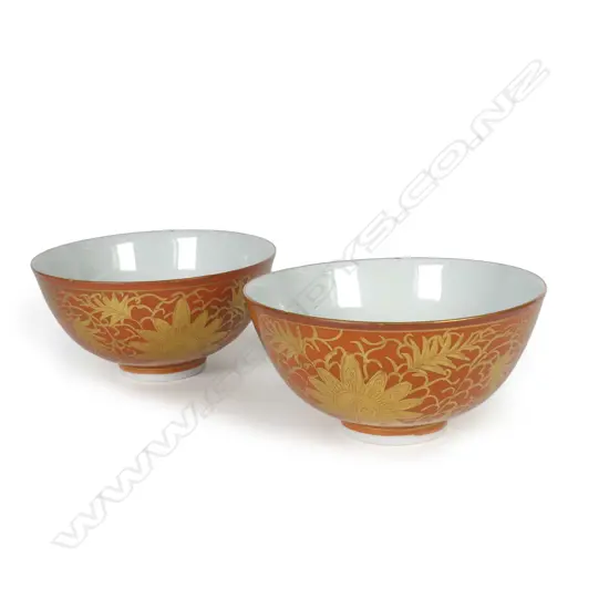 A pair of Oriental Ming style 'Kirande' bowls