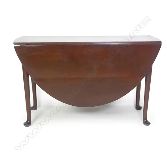 A Georgian mahogany drop leaf table