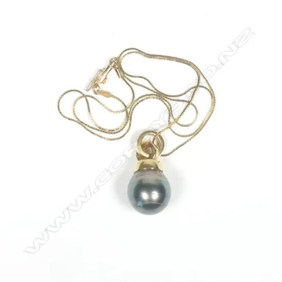 An 18ct gold and black Tahitian pearl pendant