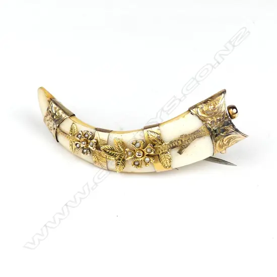 A 9ct gold tusk brooch
