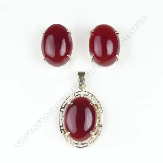 A 9ct gold and carnelian pendant and earrings set