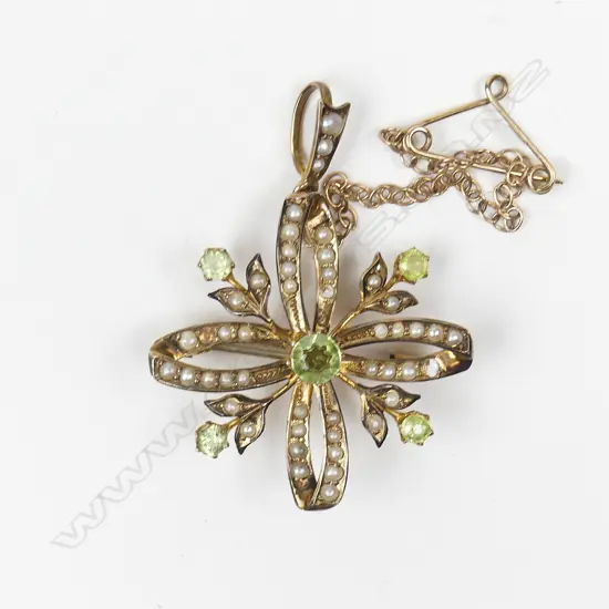 An Edwardian 9ct. stylish peridot and seed pearl pendant/brooch