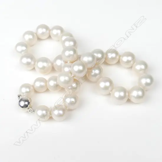 A cultured pearl necklace