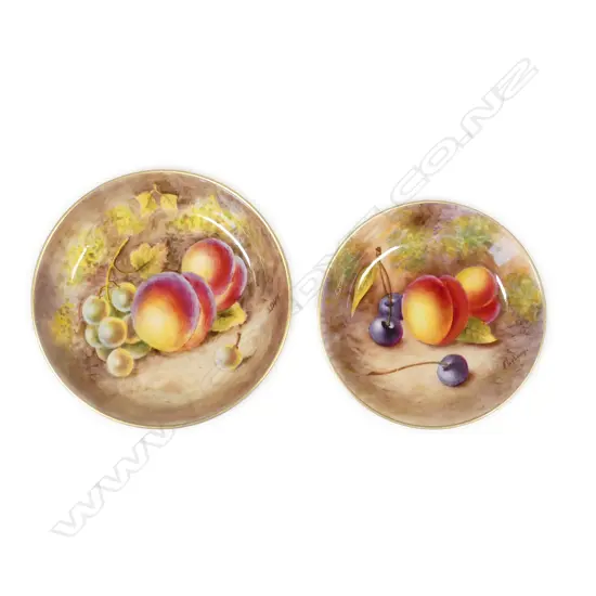 Small Royal Worcester fruit painted cabinet dish signed S. Dare