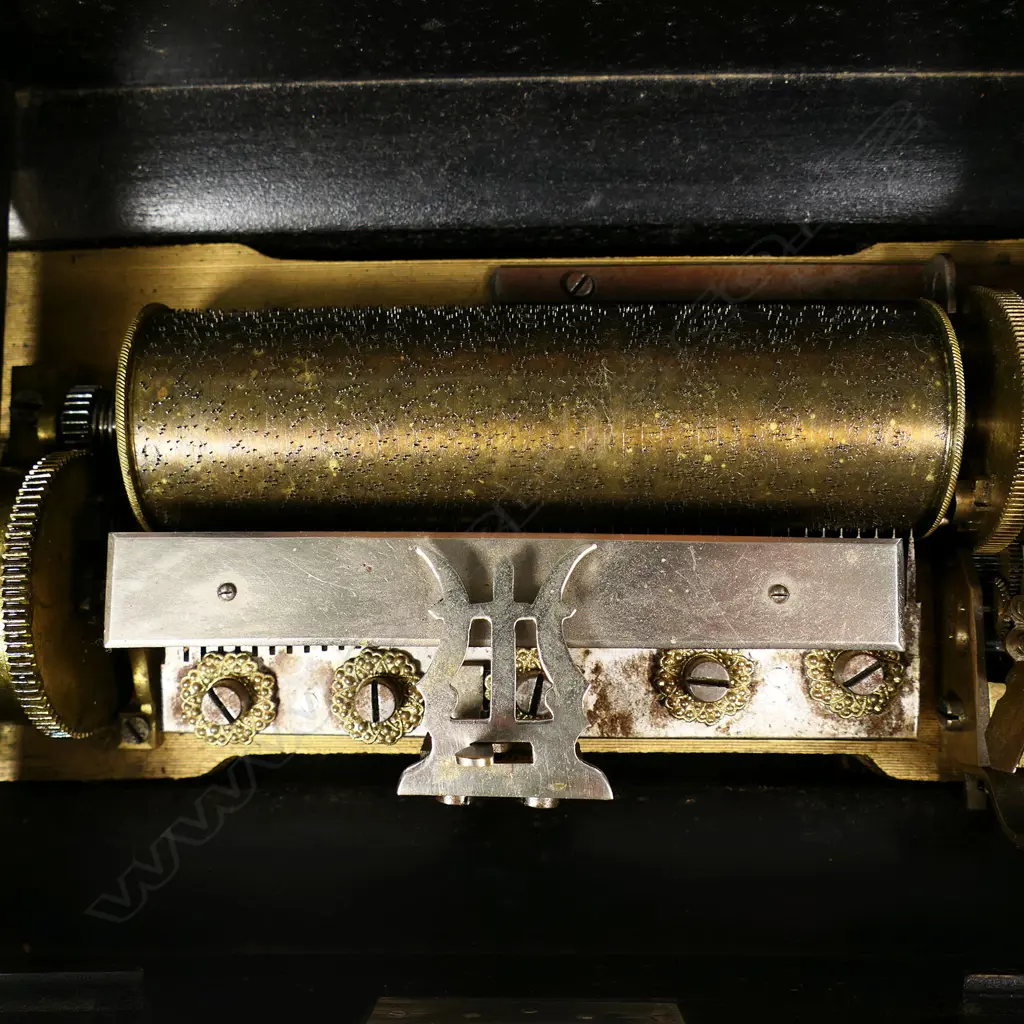 A quality 19thC French music box, Image 1++