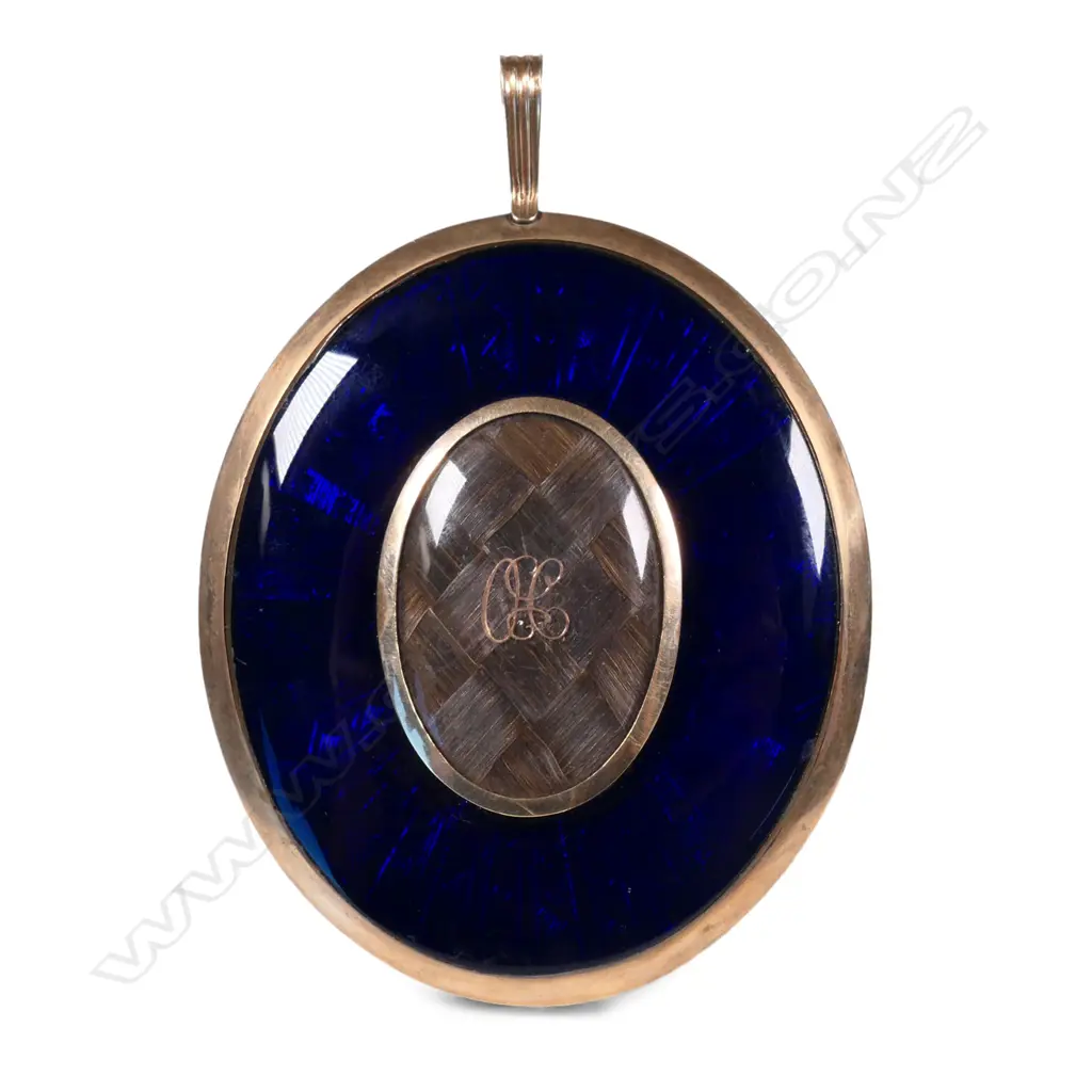 An early 19thC hand painted portrait miniature, Image 1++