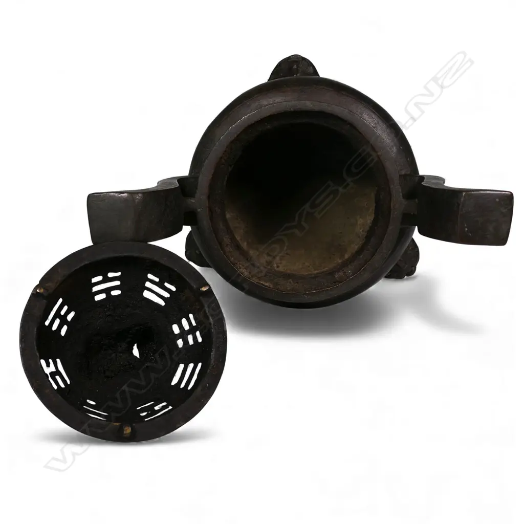 A Chinese Mind bronze tripod censer, Image 1++