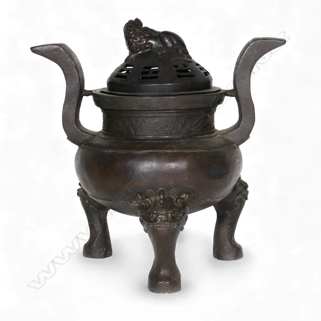 A Chinese Mind bronze tripod censer, Image 1++