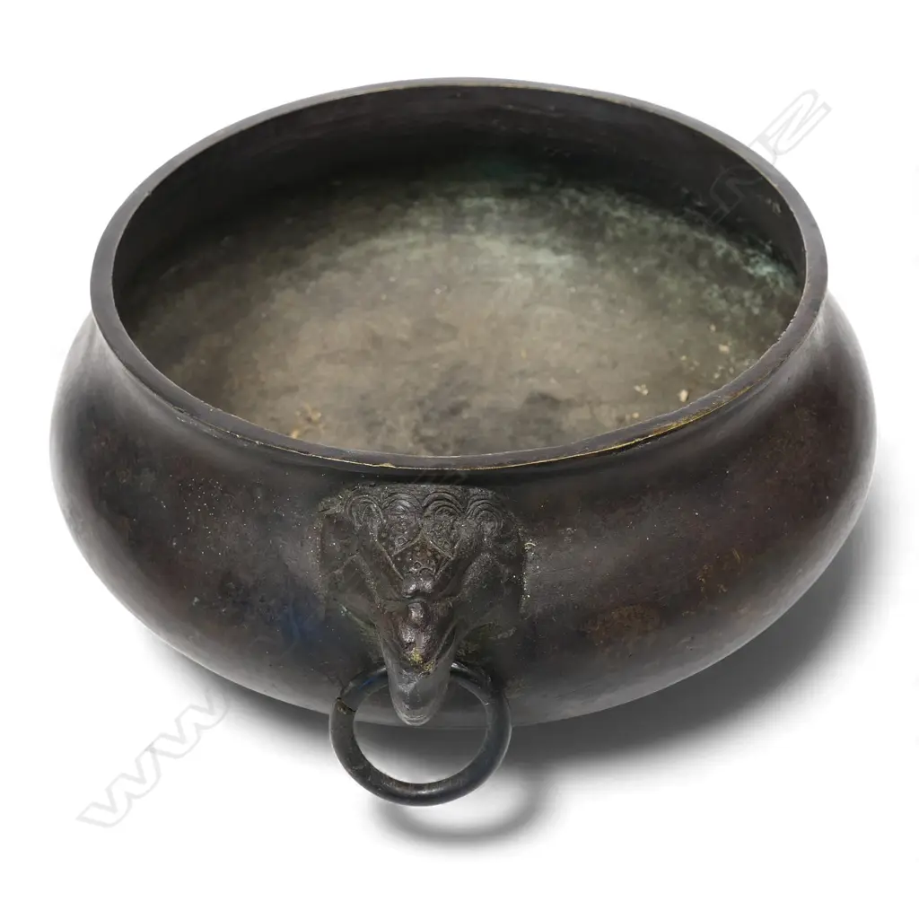 An 18thC Chinese bronze censor, Image 1++