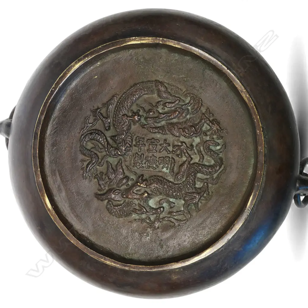 An 18thC Chinese bronze censor, Image 1++