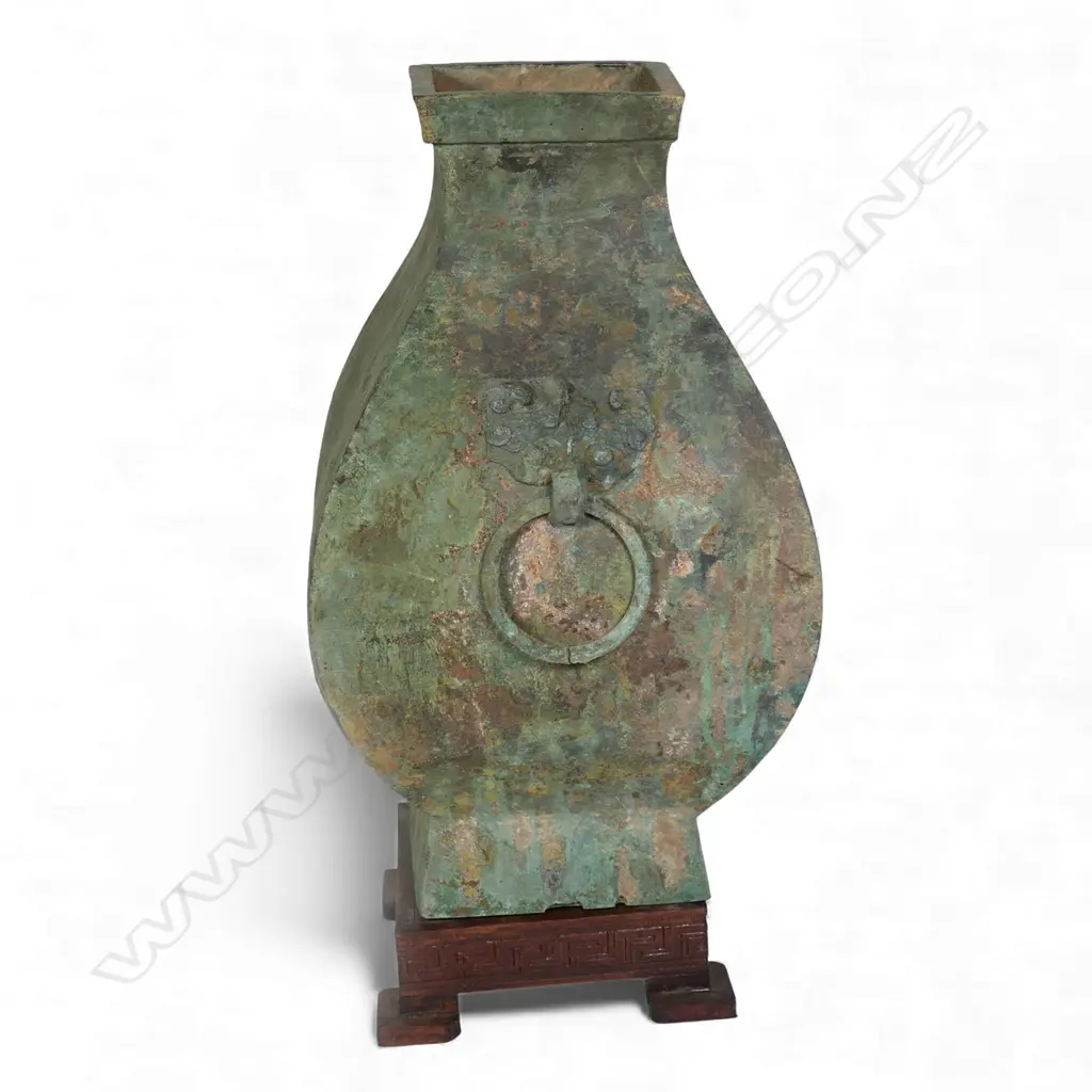 An old Chinese bronze vase, Image 1++