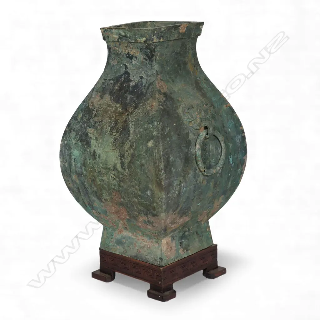An old Chinese bronze vase, Image 1++