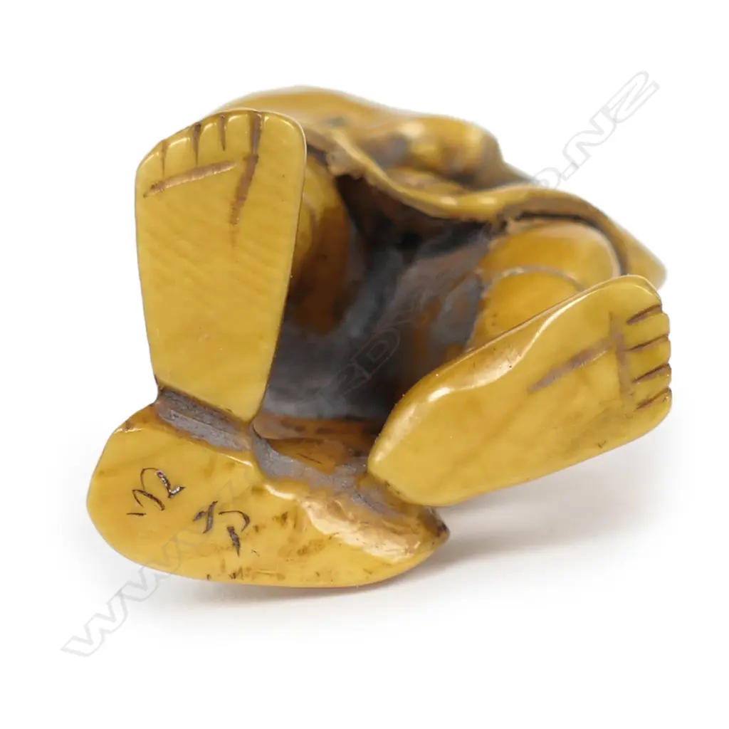An ivory netsuke of a performer wearing a shishi mask, Image 1++