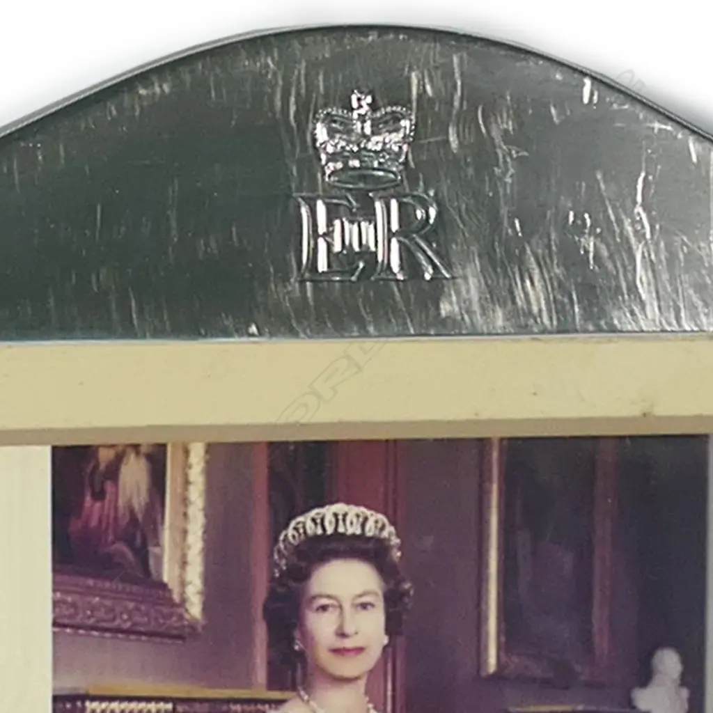 A pair silver framed and signed photos of Queen Elizabeth II and Prince Phillip, Image 1++