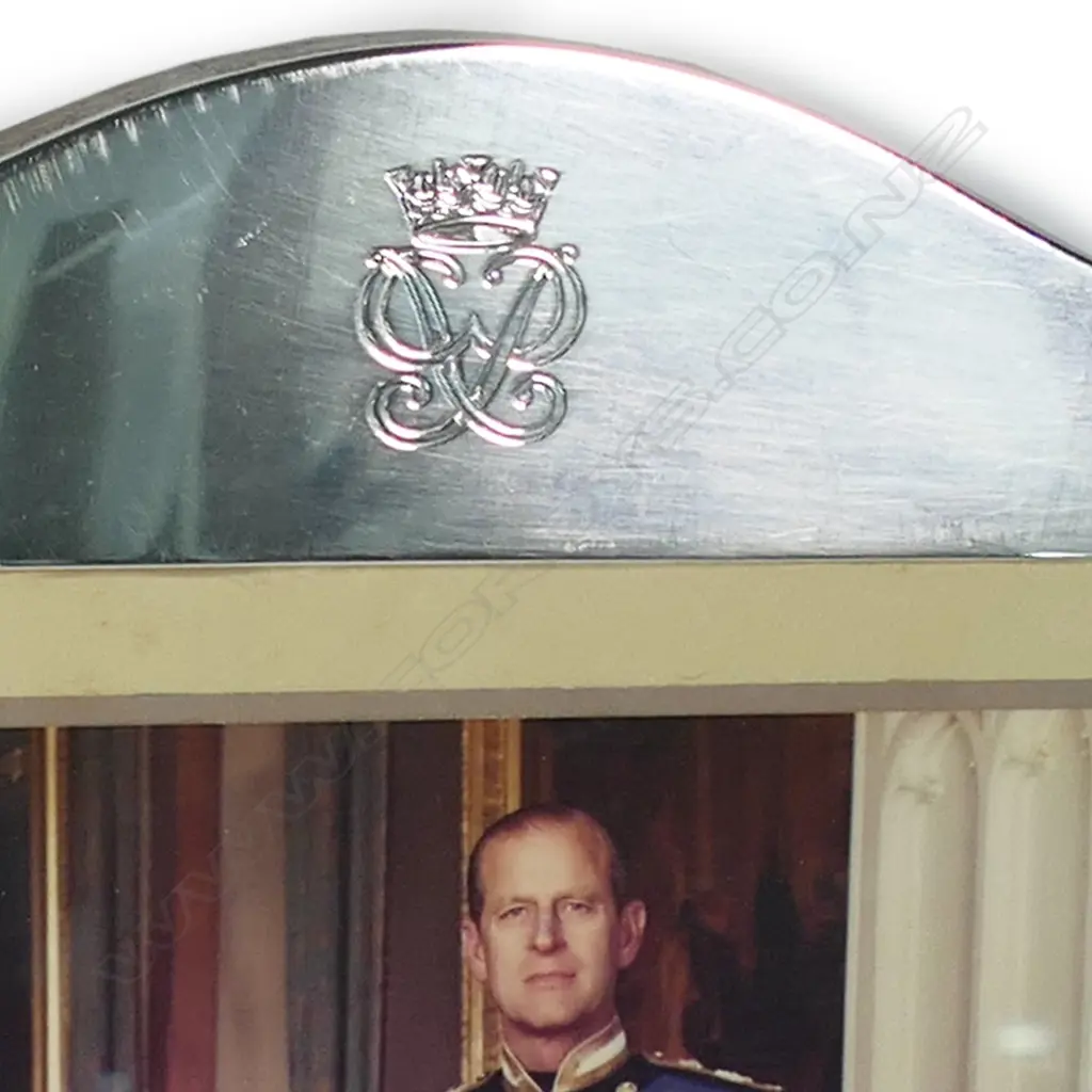 A pair silver framed and signed photos of Queen Elizabeth II and Prince Phillip, Image 1++