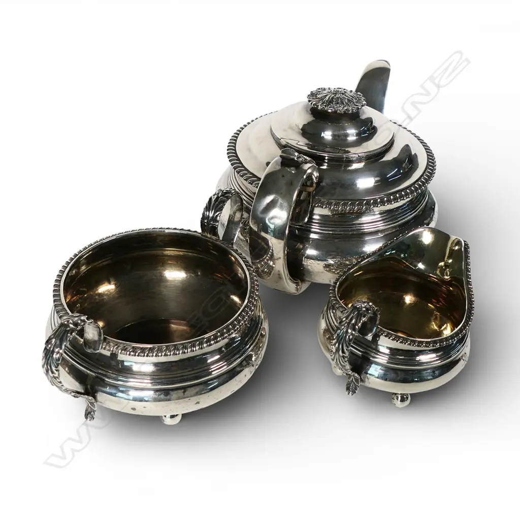 A George IV three piece silver tea set, Image 1++