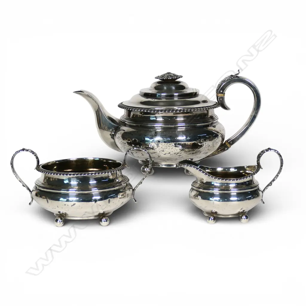 A George IV three piece silver tea set, Image 1++