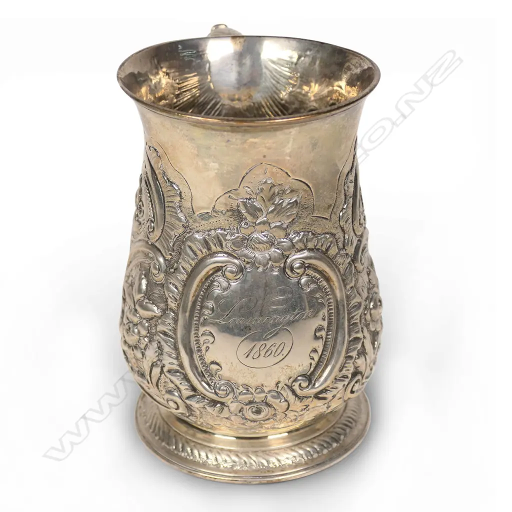 A late George II silver mug, Image 1++