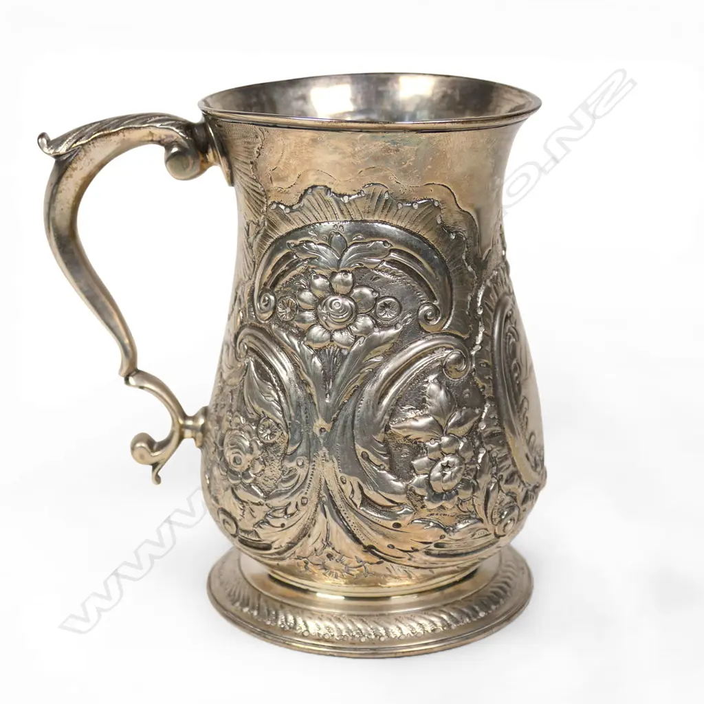 A late George II silver mug, Image 1++
