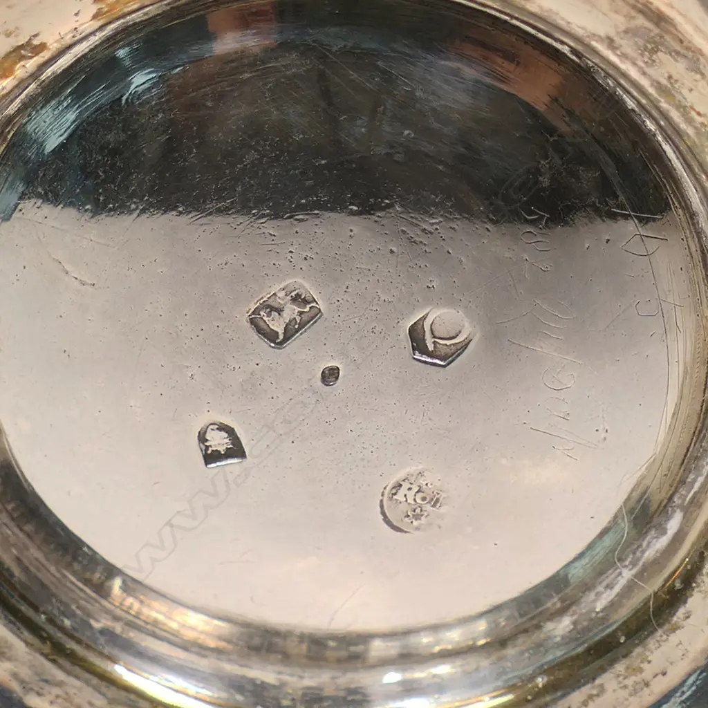 An early George II silver mug, Image 1++