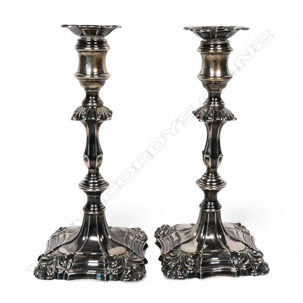 A pair of Victorian silver column candlesticks, Image 1++