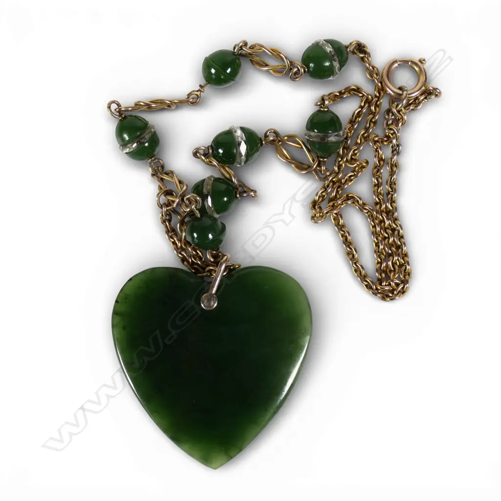 A c.1900 engraved pounamu heart pendant on chain with pounamu links, Image 1++