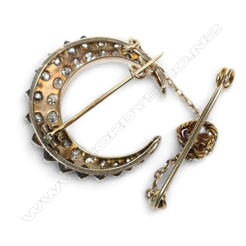 A Victorian 14ct gold and diamond crescent brooch, Image 1++
