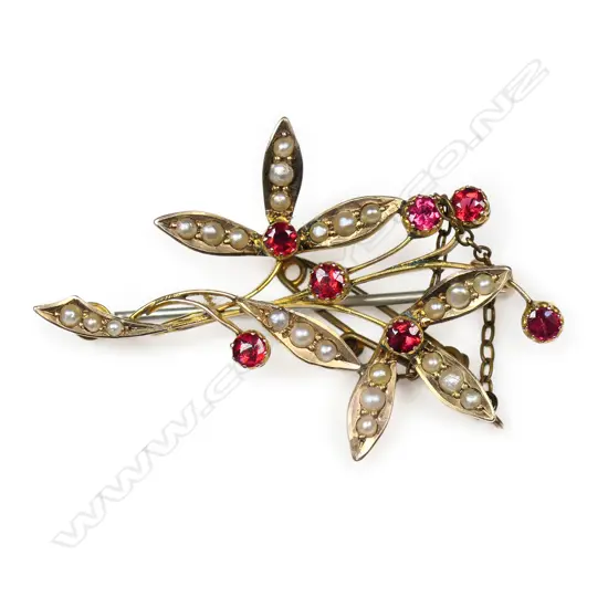 An Edwardian 9ct gold booch,